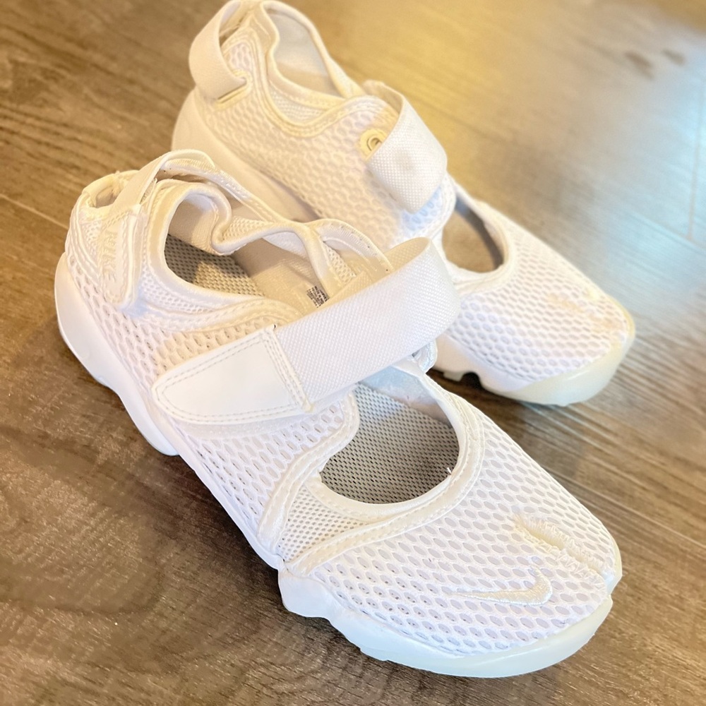 Great NIKE WOVEN AIR tennis shoes white size 7